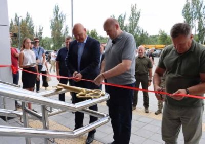 Глава Росжелдора открыл железнодорожный вокзал в Мариуполе после восстановления