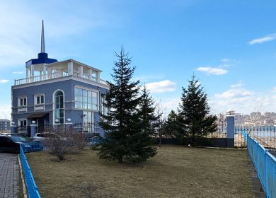 Здание на Ярыгинской набережной в Красноярске продают под офисы и коммерцию.