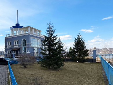 Здание на Ярыгинской набережной в Красноярске продают под офисы и коммерцию